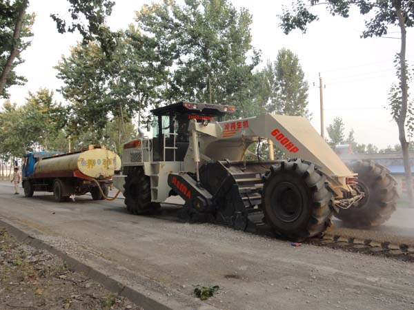 WR2300L，山東曹縣S348省道水穩(wěn)路基破碎