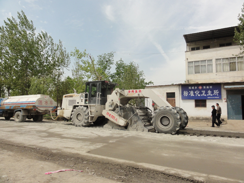 WR2300L，新蔡水穩(wěn)路基冷再生