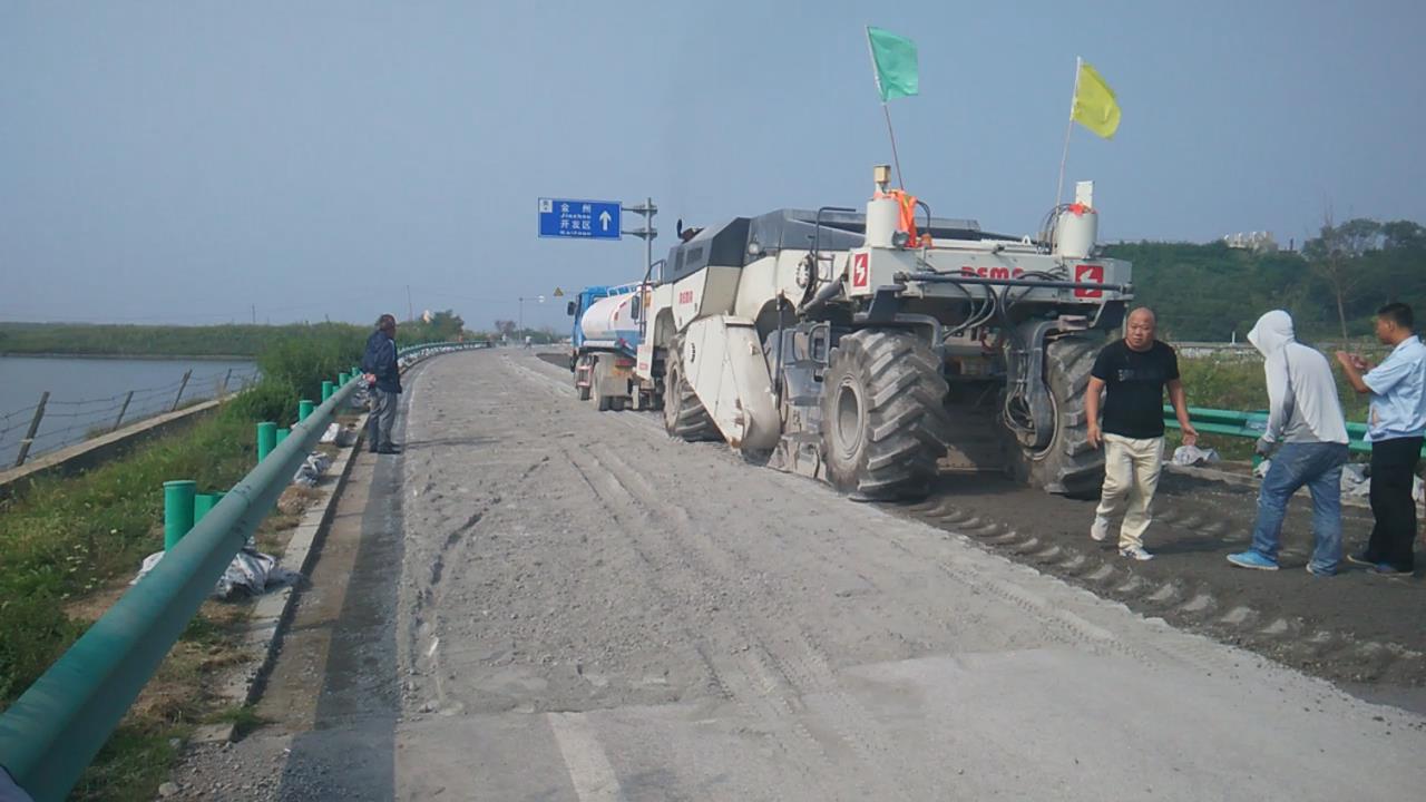RZ2300，大連濱海公路冷再生施工